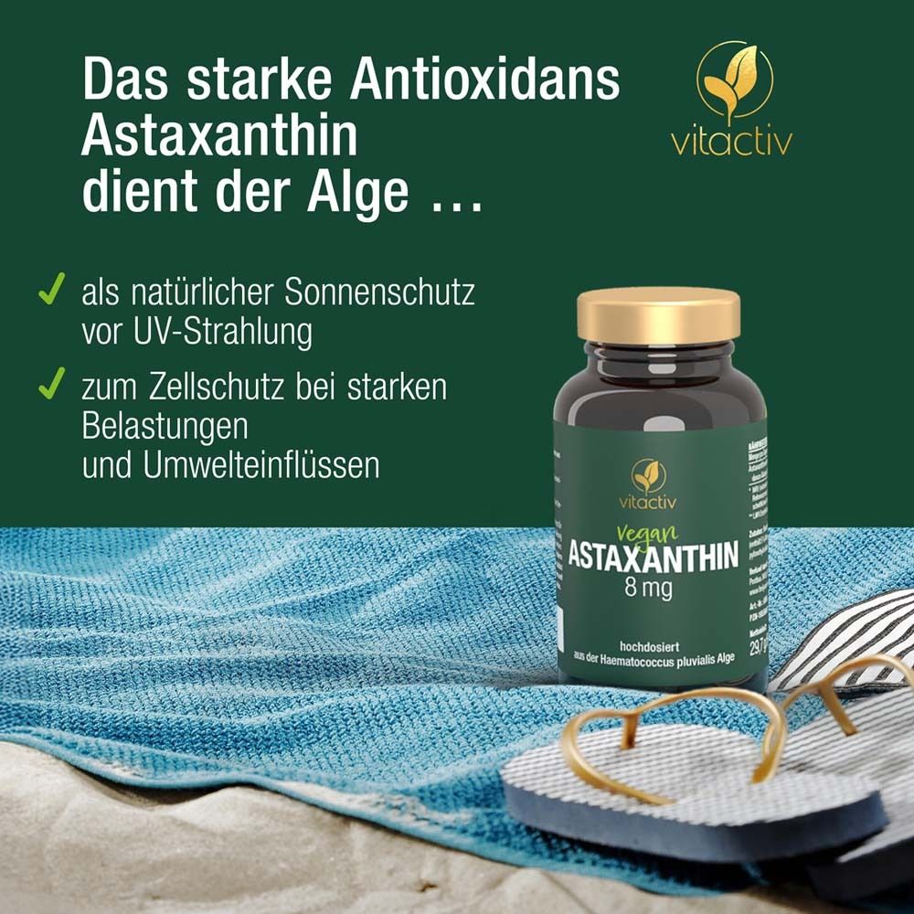 Produktflasche am Strand. Text: Vegan Astaxanthin 8 mg. Marke: Vitactiv. Flip-Flops liegen daneben.