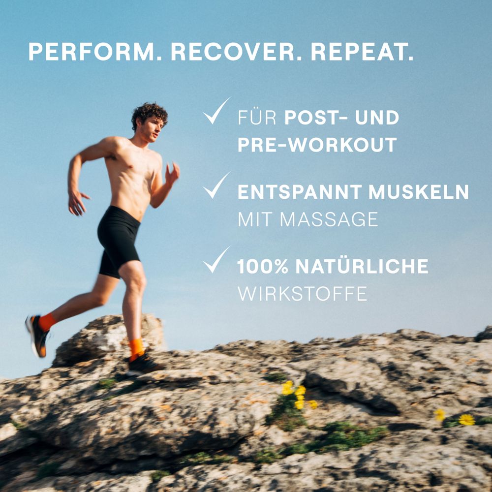 Mann rennt auf einem Berg. Text: Perform. Recover. Repeat. Für Post- und Pre-Workout, entspannt Muskeln, 100% natürliche Wirkstoffe.