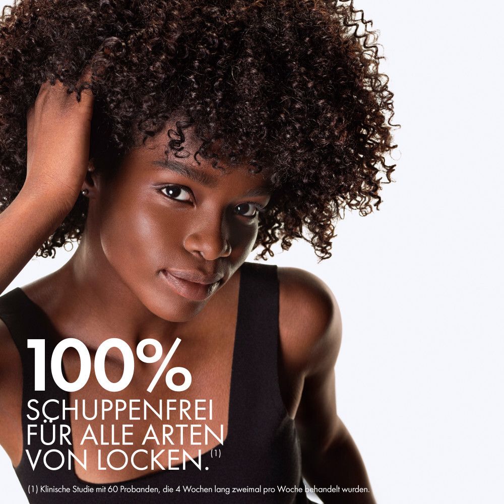 Frau mit Locken. 100% schuppenfrei. Für alle Arten von Locken. Weißer Hintergrund.