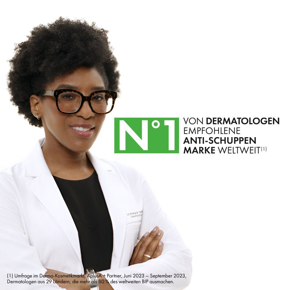 Frau mit Brille. N°1 von Dermatologen empfohlene Anti-Schuppen Marke weltweit. Weißer Hintergrund.