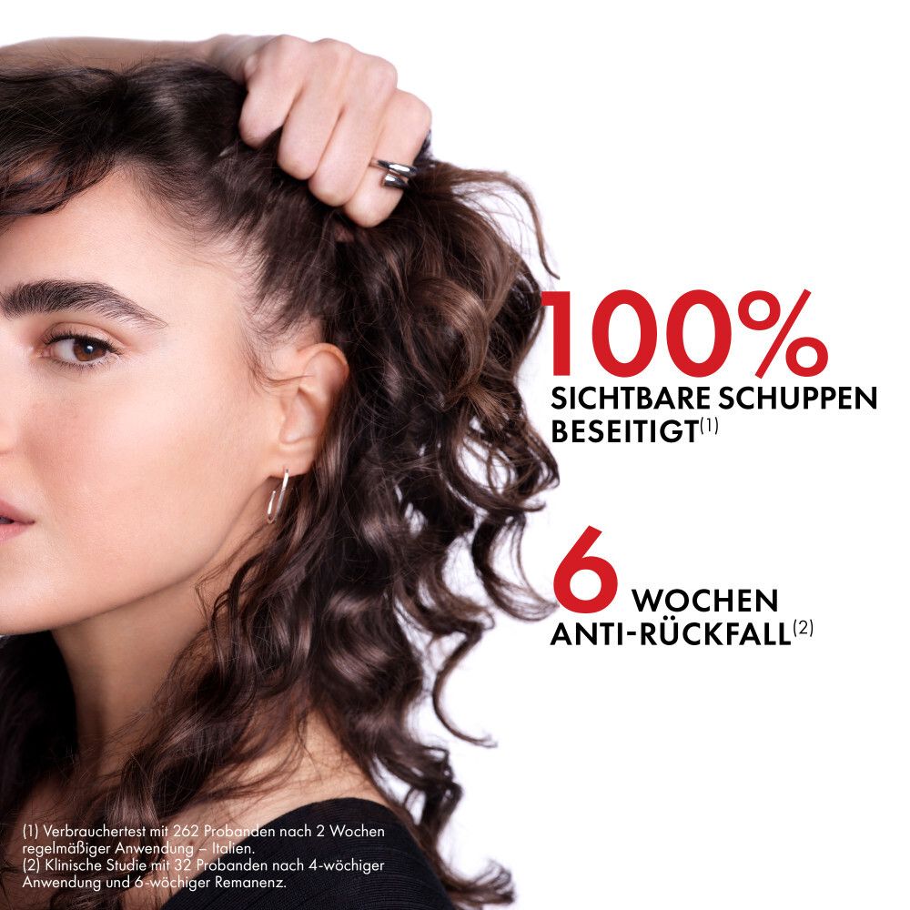 Frau mit lockigem Haar. Text: '100% sichtbare Schuppen beseitigt', '6 Wochen Anti-Rückfall'.