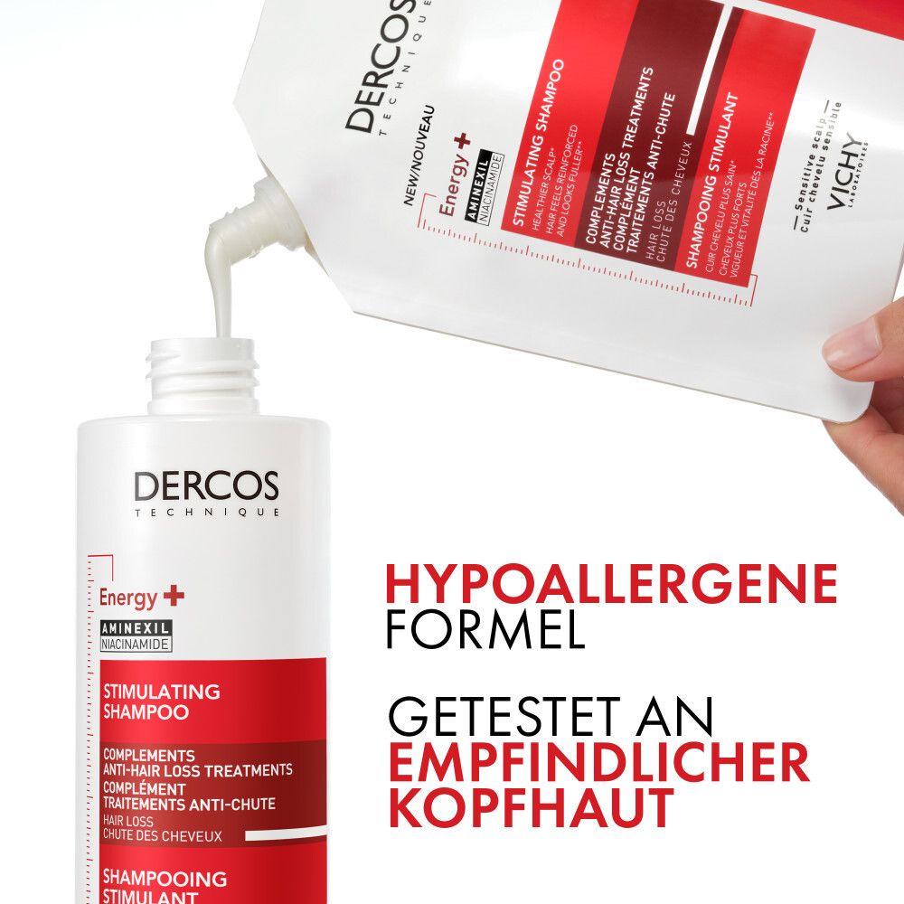 Nachfüllpackung gießt Shampoo in eine Flasche. Text: 'Hypoallergene Formel', 'Getestet an empfindlicher Kopfhaut'.