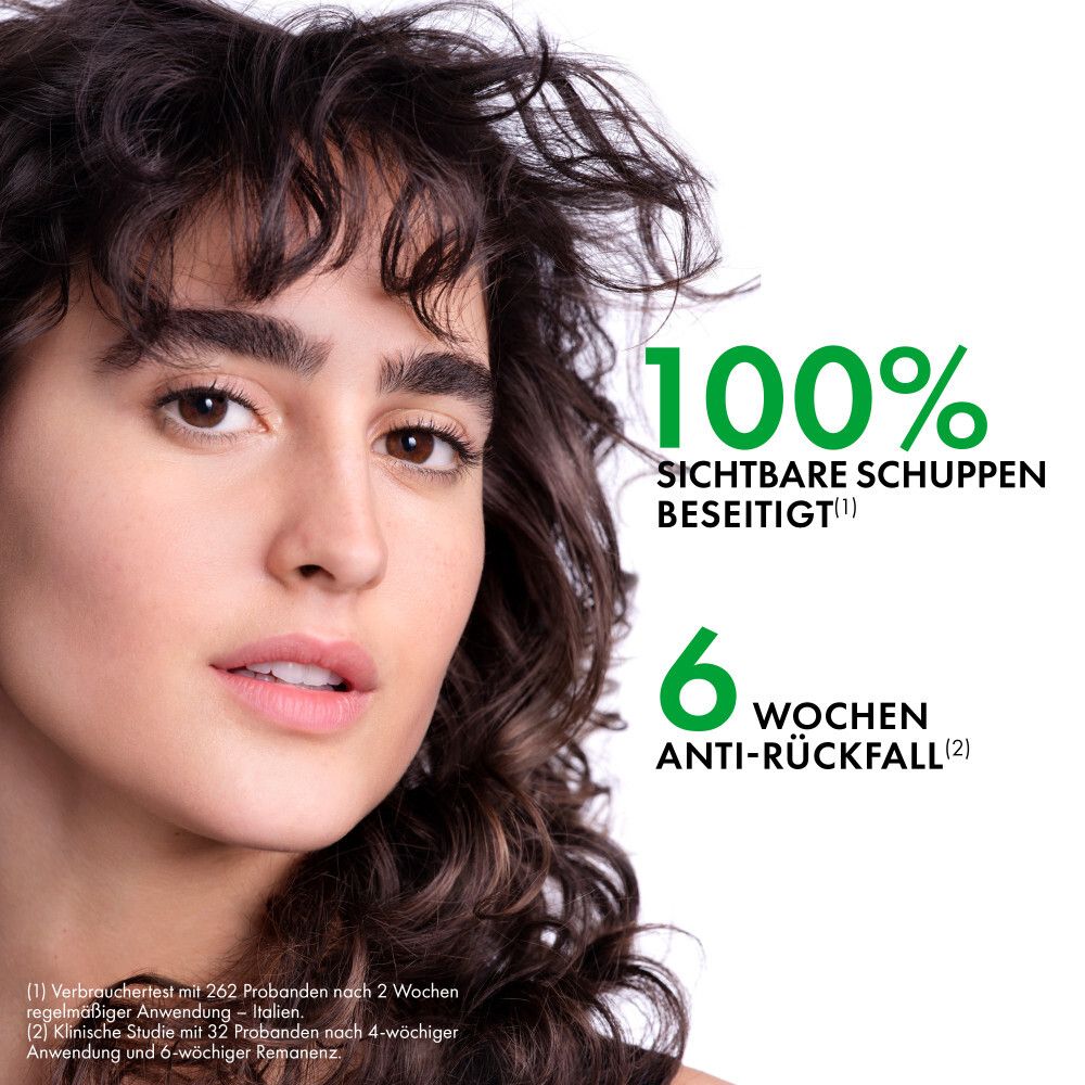 Frau mit Haaren. 100% sichtbare Schuppen beseitigt. 6 Wochen Anti-Rückfall.