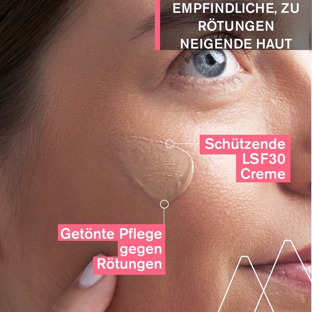 Visage avec crème teintée appliquée. Texte: Crème SPF30 protectrice, soin teinté anti-rougeurs. Pour peaux sensibles.