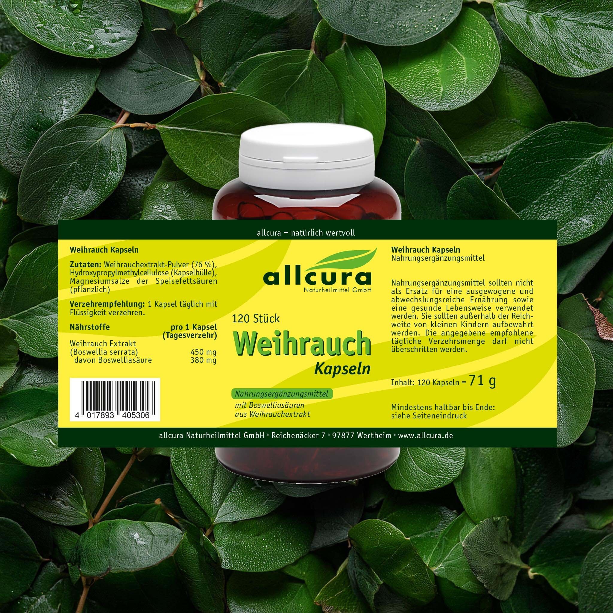 Flacon brun avec bouchon blanc. Étiquette avec informations produit. Inscription: Weihrauch Kapseln. Fond: feuilles vertes.