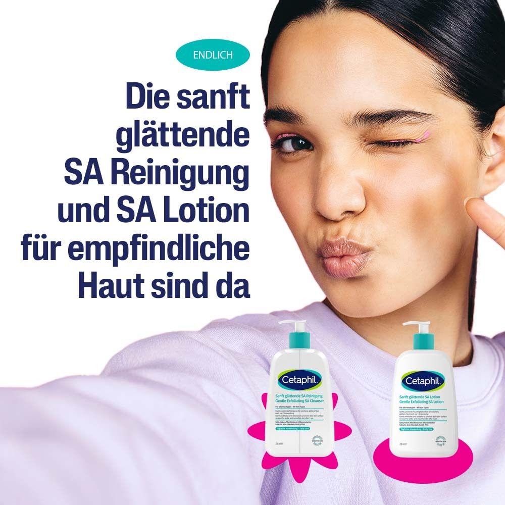 Frau zwinkert. Text: Die sanft glättende SA Reinigung und SA Lotion für empfindliche Haut sind da. Zwei Flaschen.