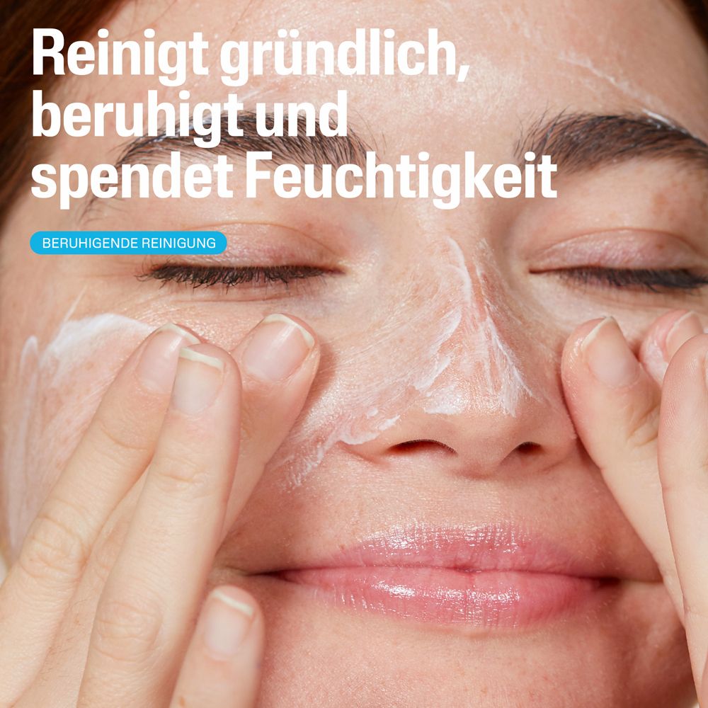 Frau reinigt ihr Gesicht mit Cetaphil Reinigungslotion für beruhigende und feuchtigkeitsspendende Reinigung.