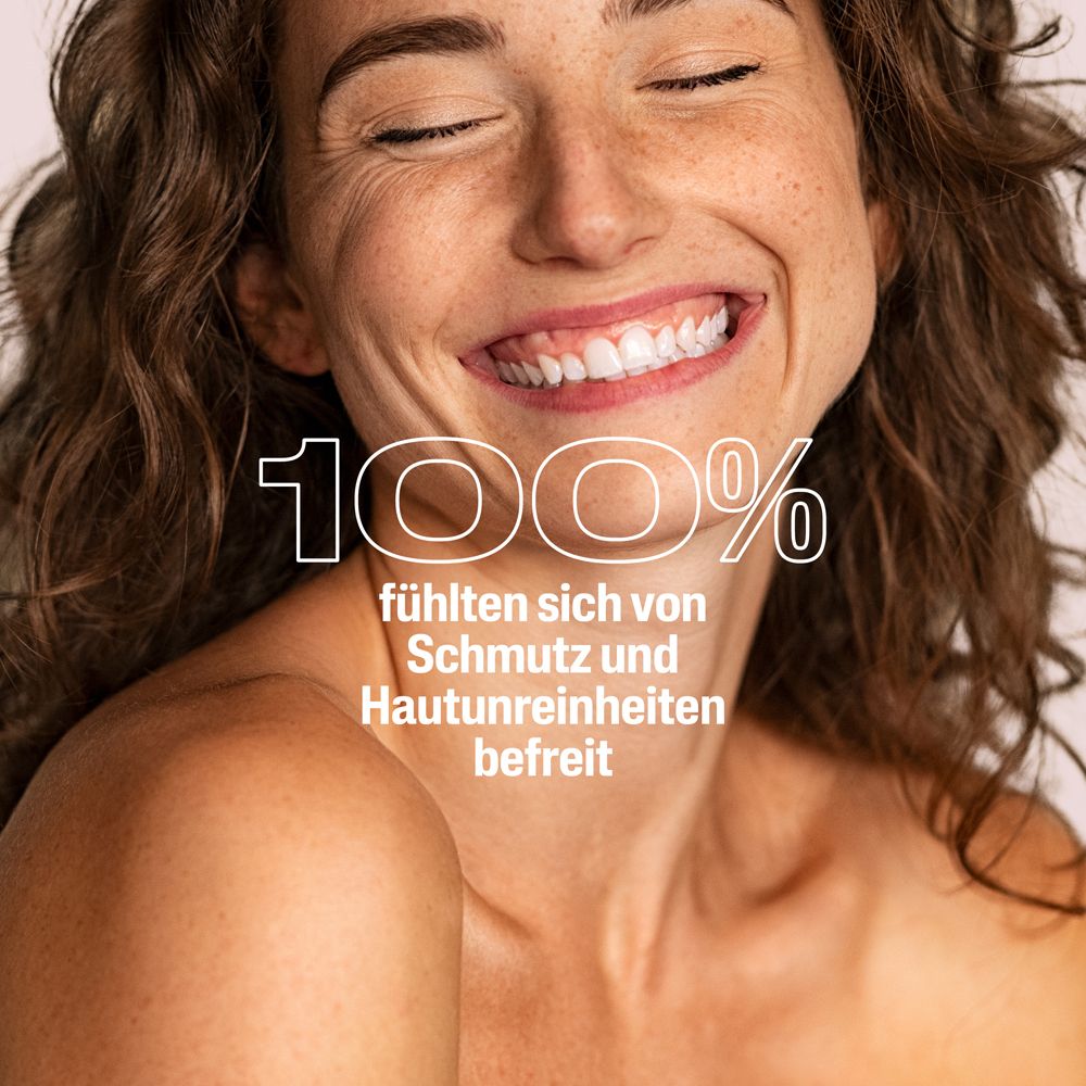 Frau lächelt zufrieden, 100% fühlen sich von Schmutz und Unreinheiten befreit.