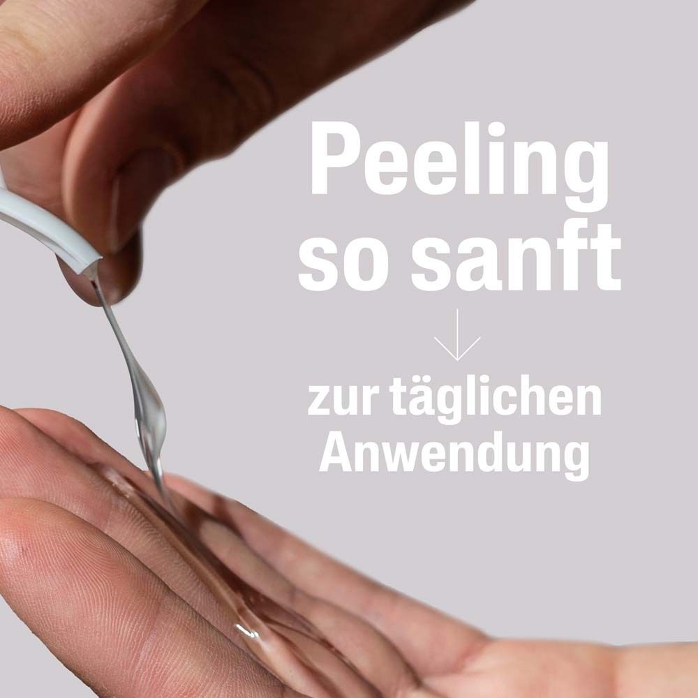 Klare Flüssigkeit wird aus einem Spender auf eine Handfläche gegeben.