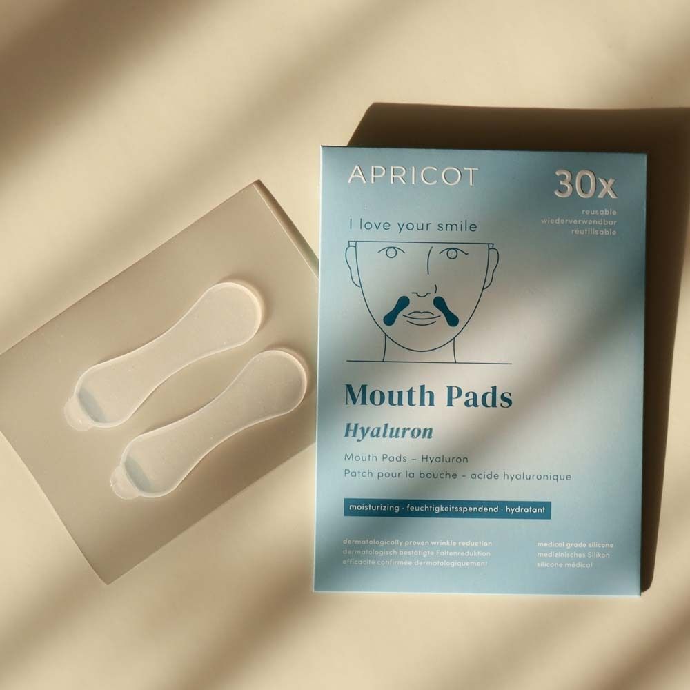 Emballage de Mouth Pads et deux pads à côté. Marque APRICOT. Inscription : Mouth Pads Hyaluron.