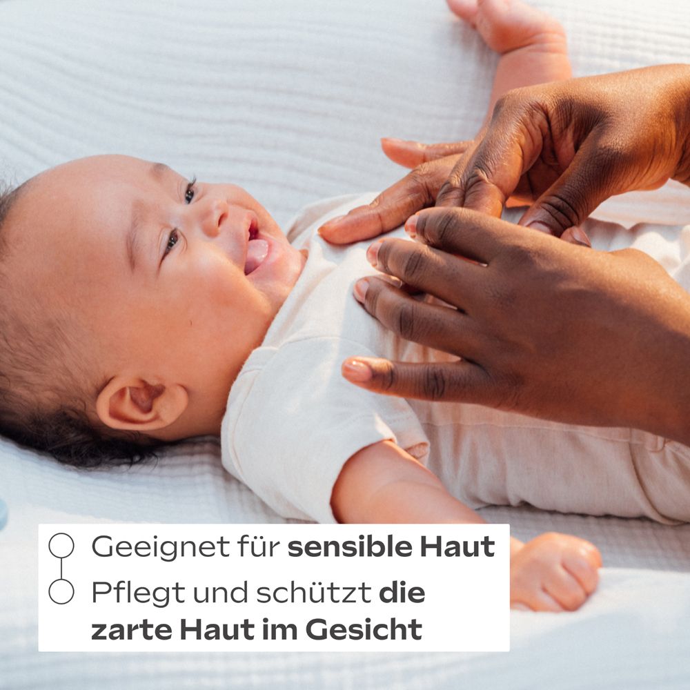 Bébé allongé. Texte : Convient aux peaux sensibles. Soigne et protège la peau délicate du visage.