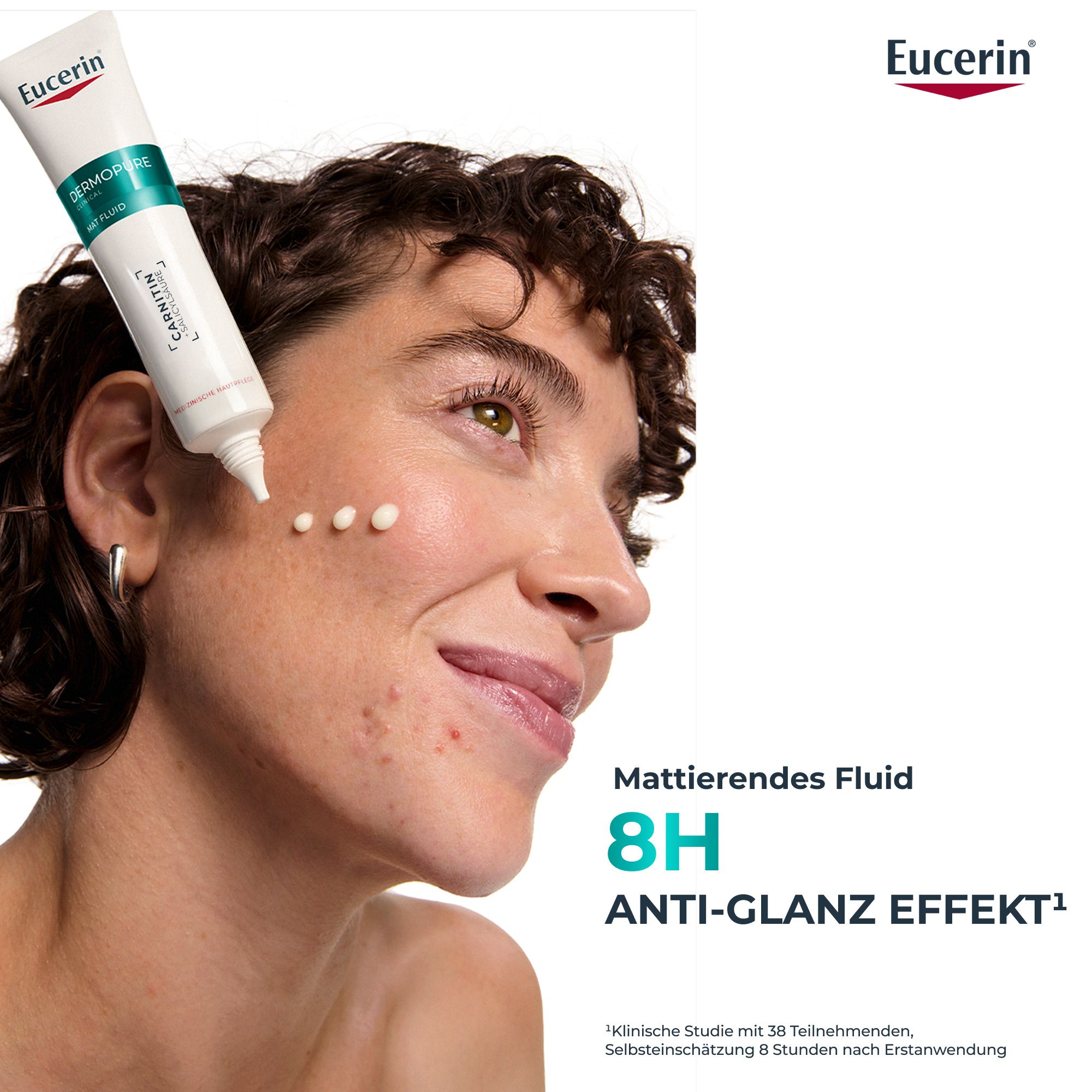 Femme avec Eucerin DERMOPURE CLINICAL Mat Fluid. Texte : EFFET ANTI-BRILLANCE 8H.