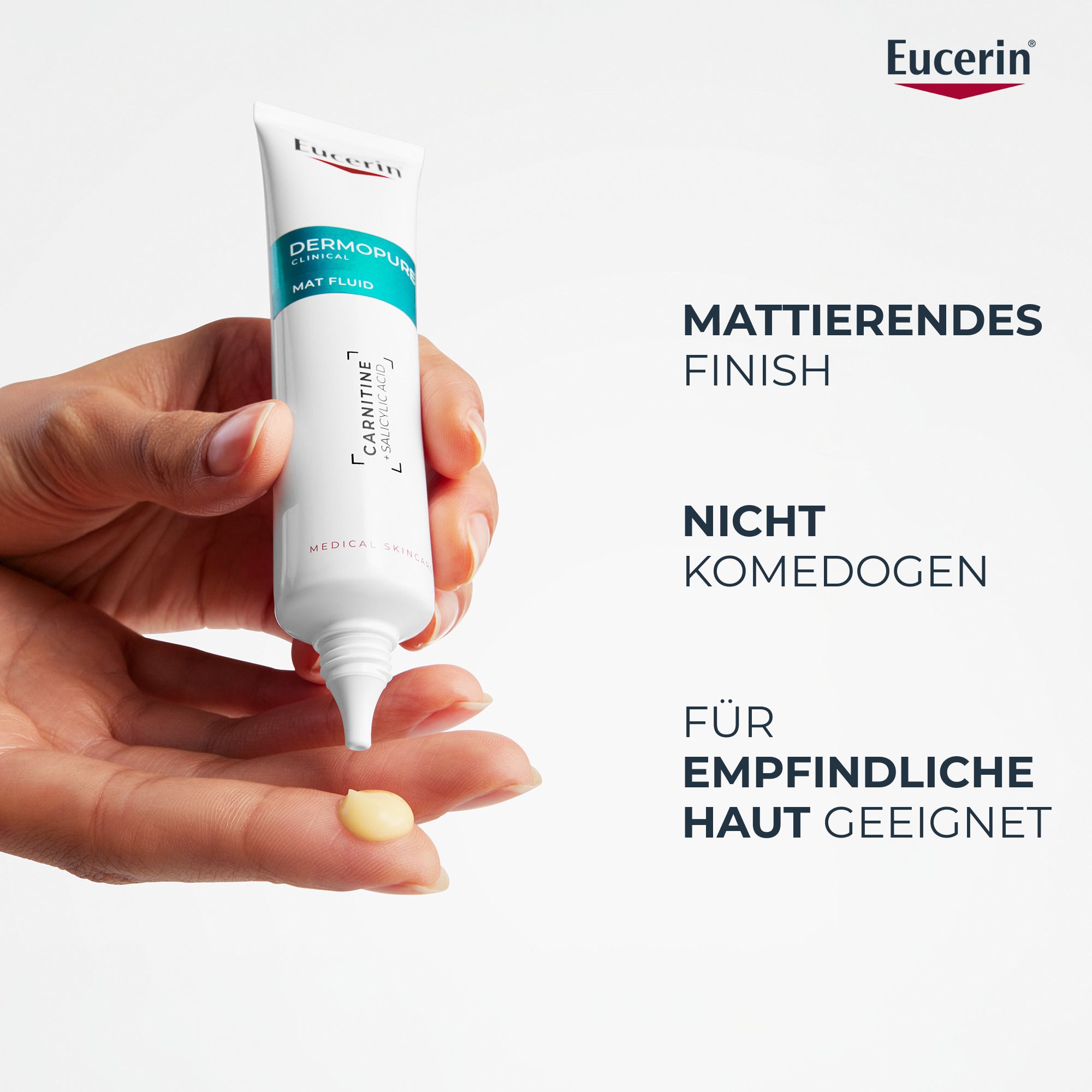 Main avec Eucerin DERMOPURE CLINICAL Mat Fluid. Texte : FINI MATIFIANT, NON COMÉDOGÈNE.