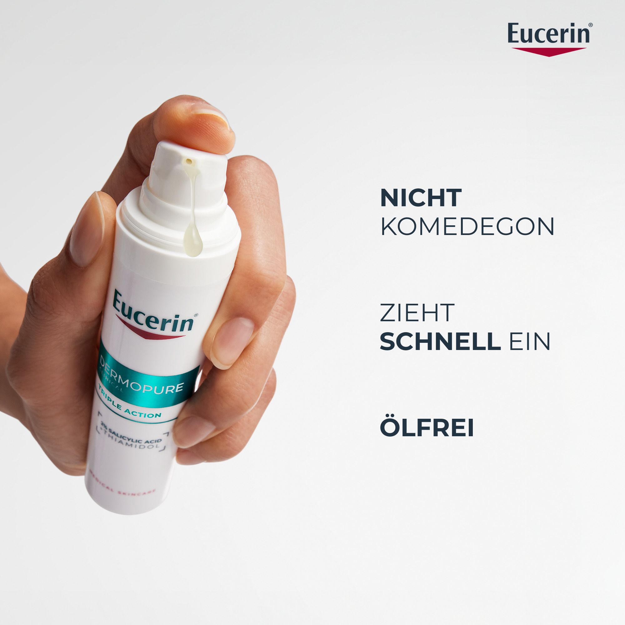 Hand hält Eucerin® DERMOPURE CLINICAL Triple Action Serum. Text: Nicht komedogen, zieht schnell ein, ölfrei.