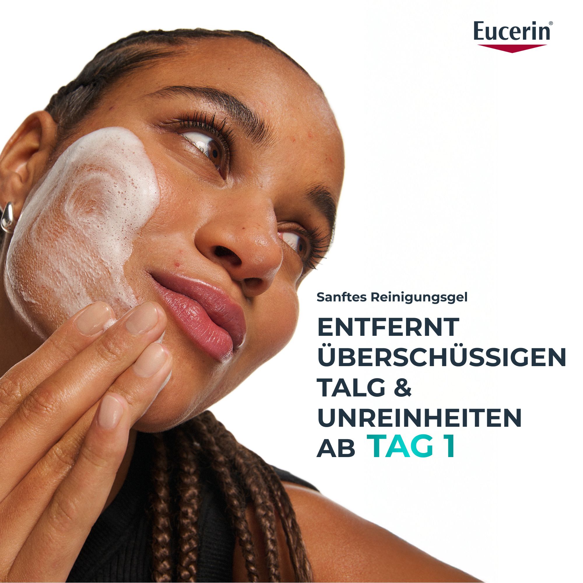 Frau reinigt Gesicht mit Schaum. Text: Sanftes Reinigungsgel. Entfernt überschüssigen Talg & Unreinheiten ab Tag 1.