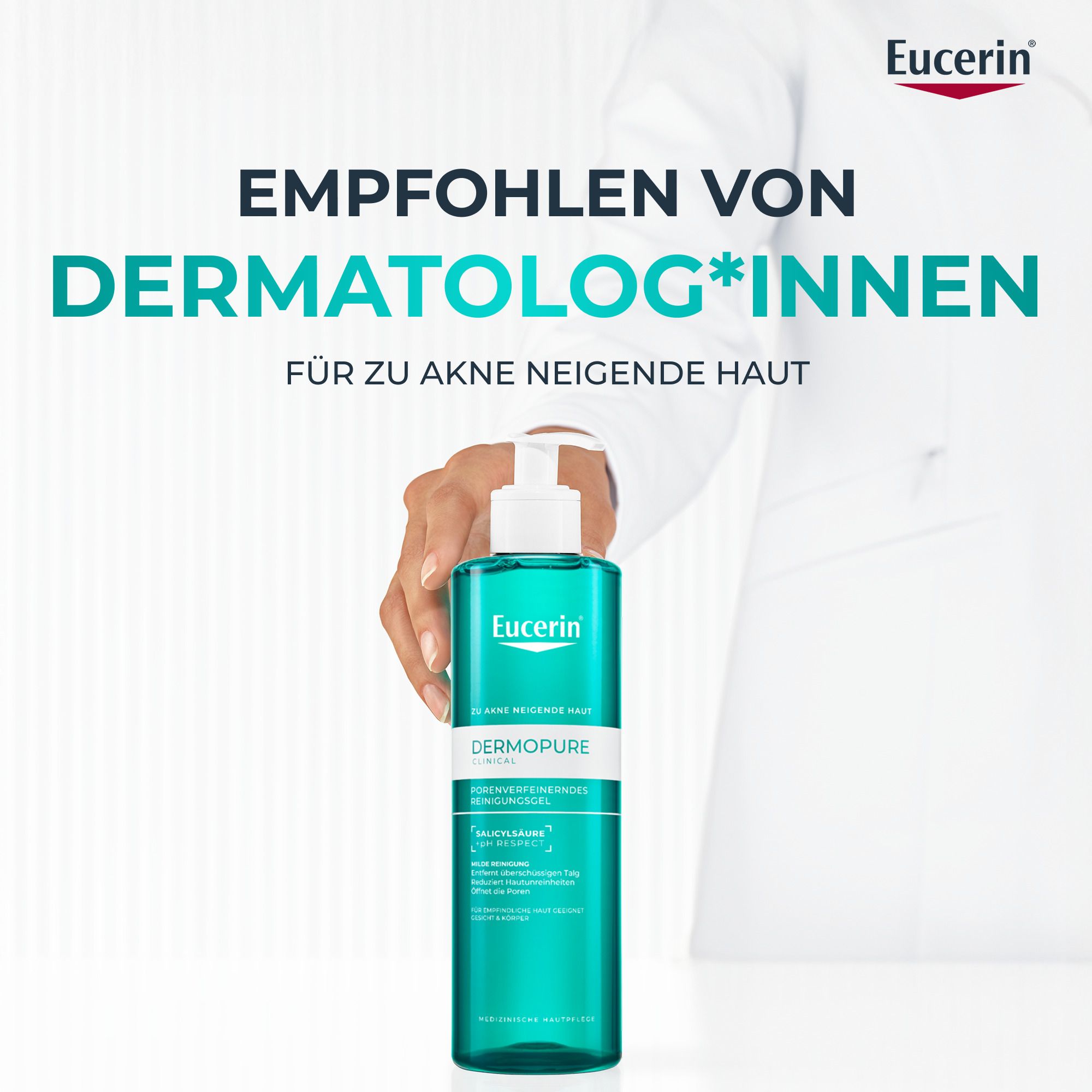 Hand hält Eucerin DERMOPURE CLINICAL Reinigungsgel. Text: Empfohlen von Dermatolog*innen für zu Akne neigende Haut.