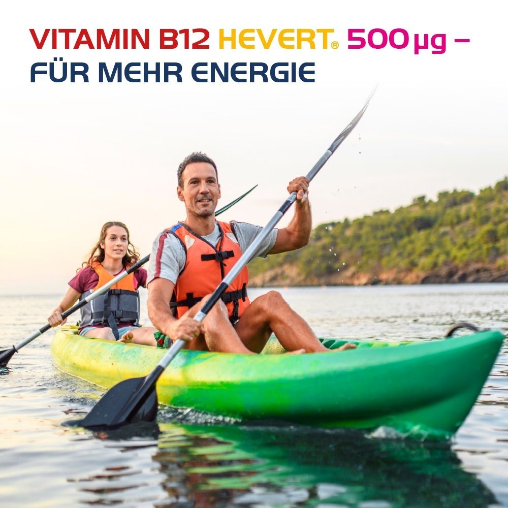 Zwei Personen paddeln in einem Kajak auf dem Wasser, mit Produktinformationen.