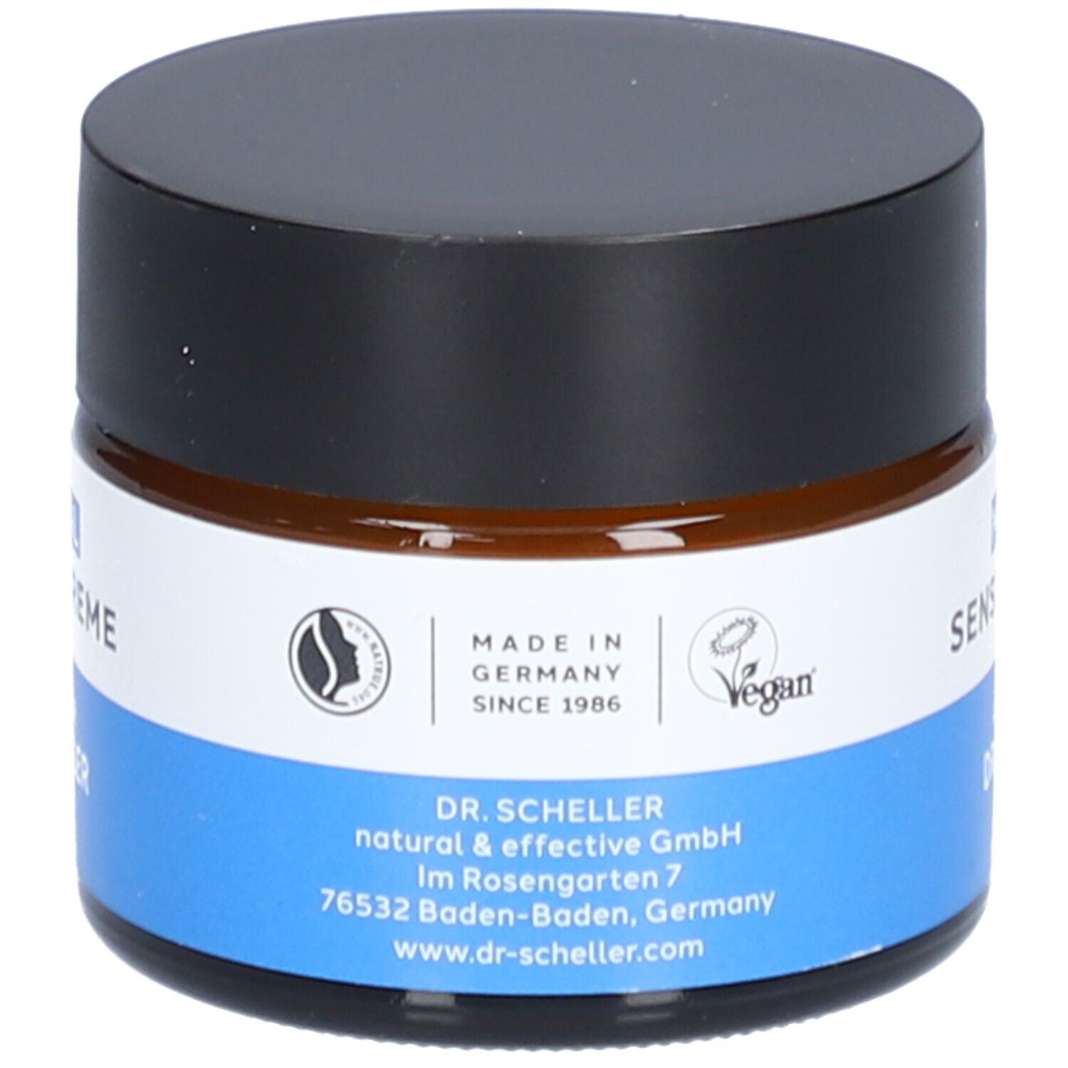 Crème en pot de verre brun avec couvercle noir. Inscription: MEDICAL SENSITIVE CREAM, Apotheke DR. SCHELLER. Vegan, Made in Germany.
