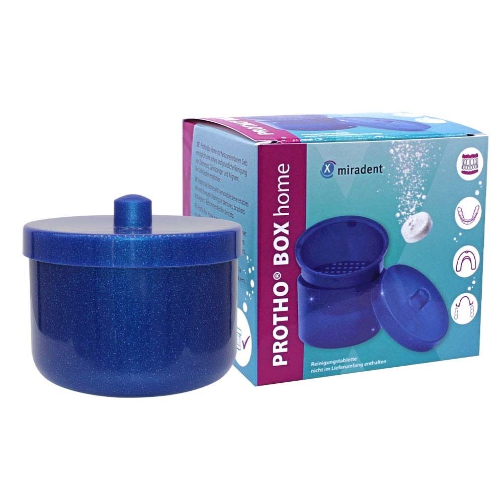 Boîte bleue scintillante avec couvercle et poignée. À côté, l'emballage avec image du produit et inscription PROTHO® BOX home.