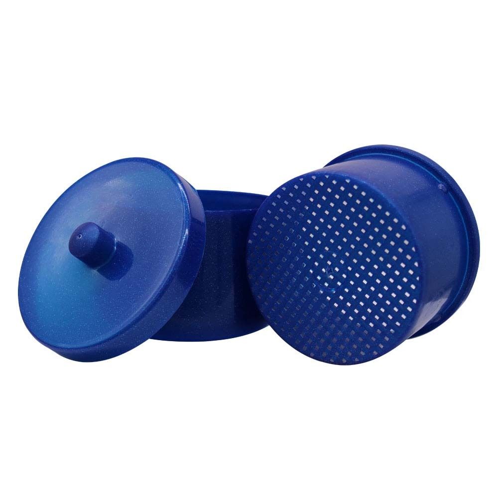 Boîte bleue avec couvercle et tamis amovible. Le couvercle est à côté.