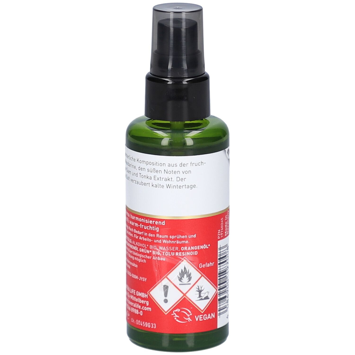 Flacon en verre vert avec vaporisateur noir. Étiquette avec informations sur le produit et ingrédients. Label Vegan et symboles d'avertissement.