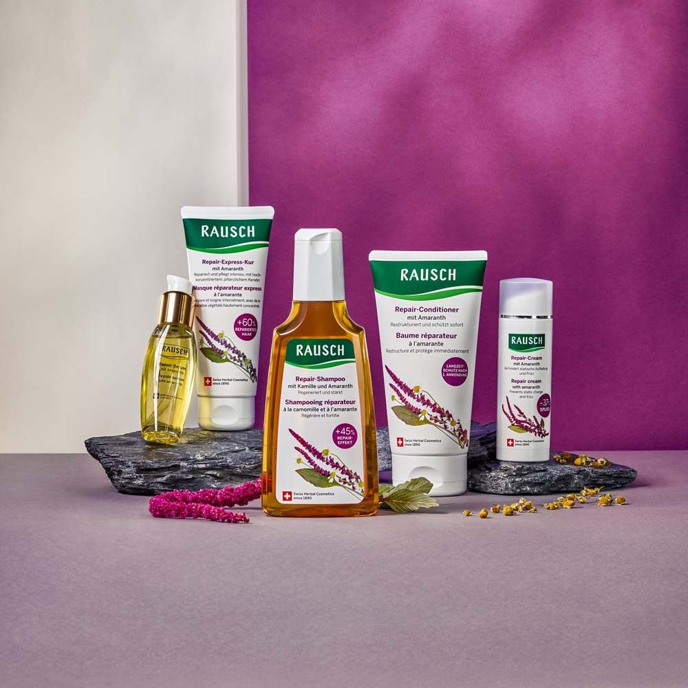 Gamme de produits RAUSCH. Différents produits sur une dalle de pierre. Fond violet et vert.