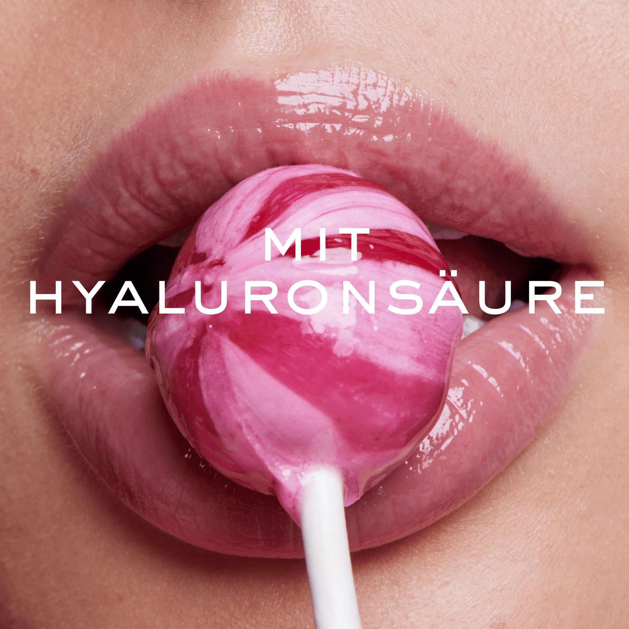 Bouche avec rouge à lèvres rose et sucette. Texte: Avec acide hyaluronique.