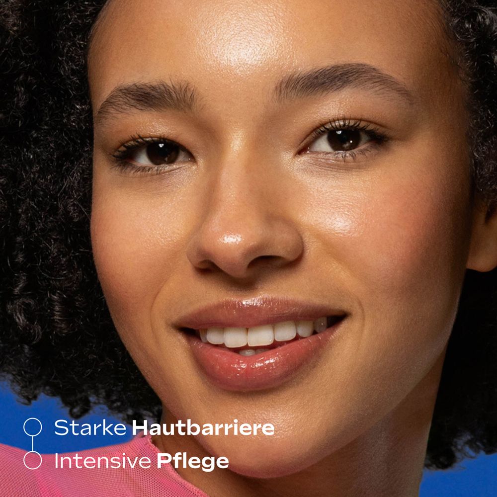 Visage d'une femme. Peau avec éclat. Texte: Barrière cutanée forte, soin intensif.