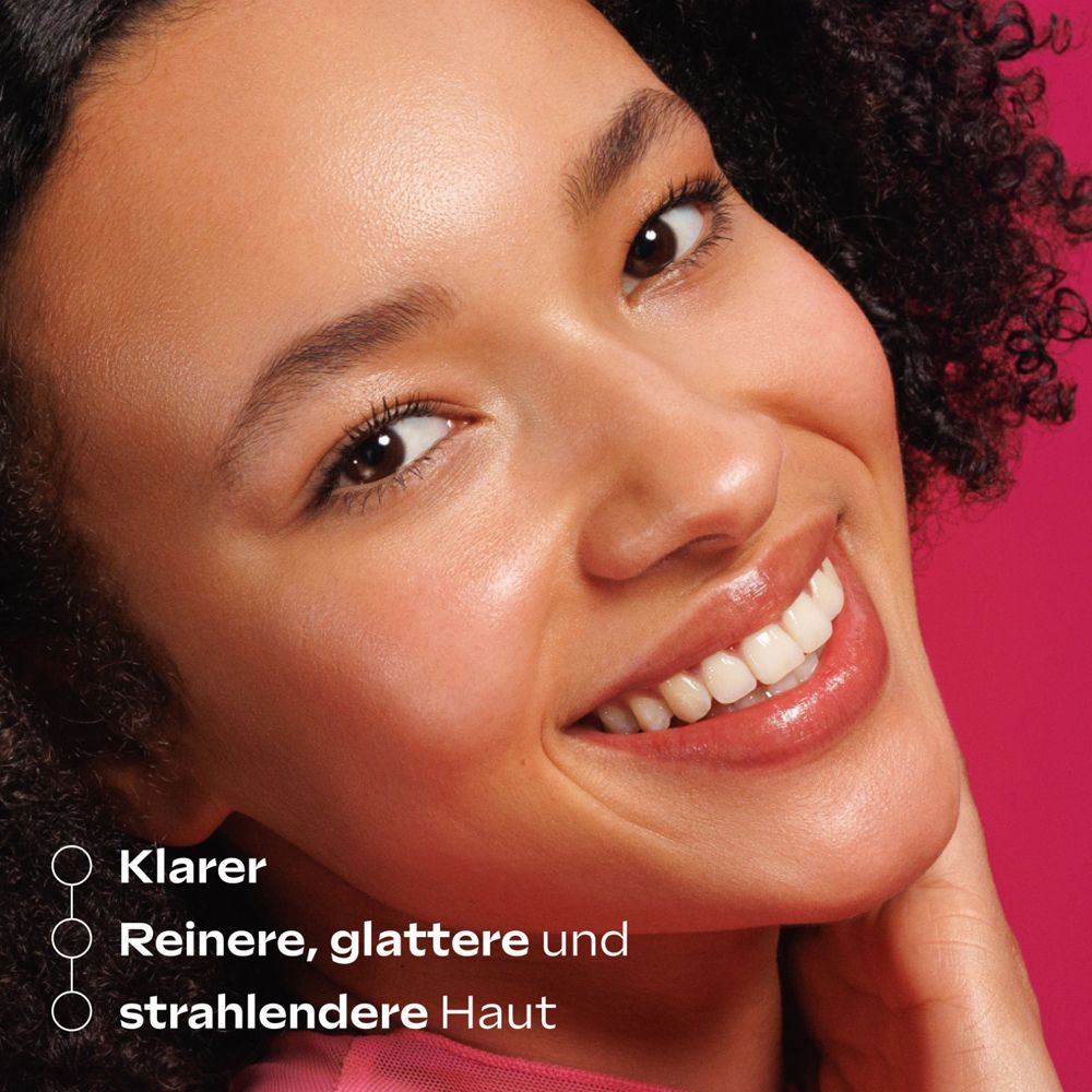 Frau mit strahlender Haut. Text: Klarer, reinere, glattere und strahlendere Haut. Rosa Hintergrund.