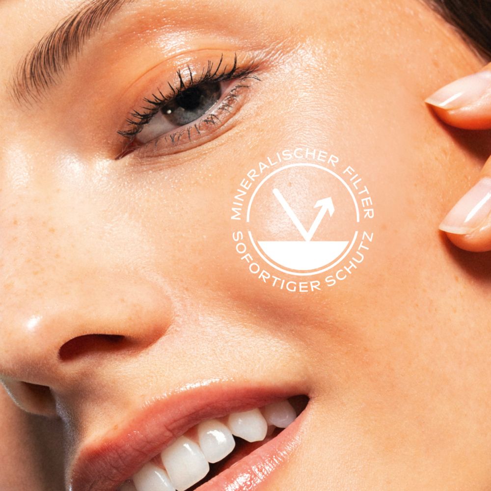 Gesicht mit aufgetragener Creme. Text: Mineralischer Filter. Sofortiger Schutz.