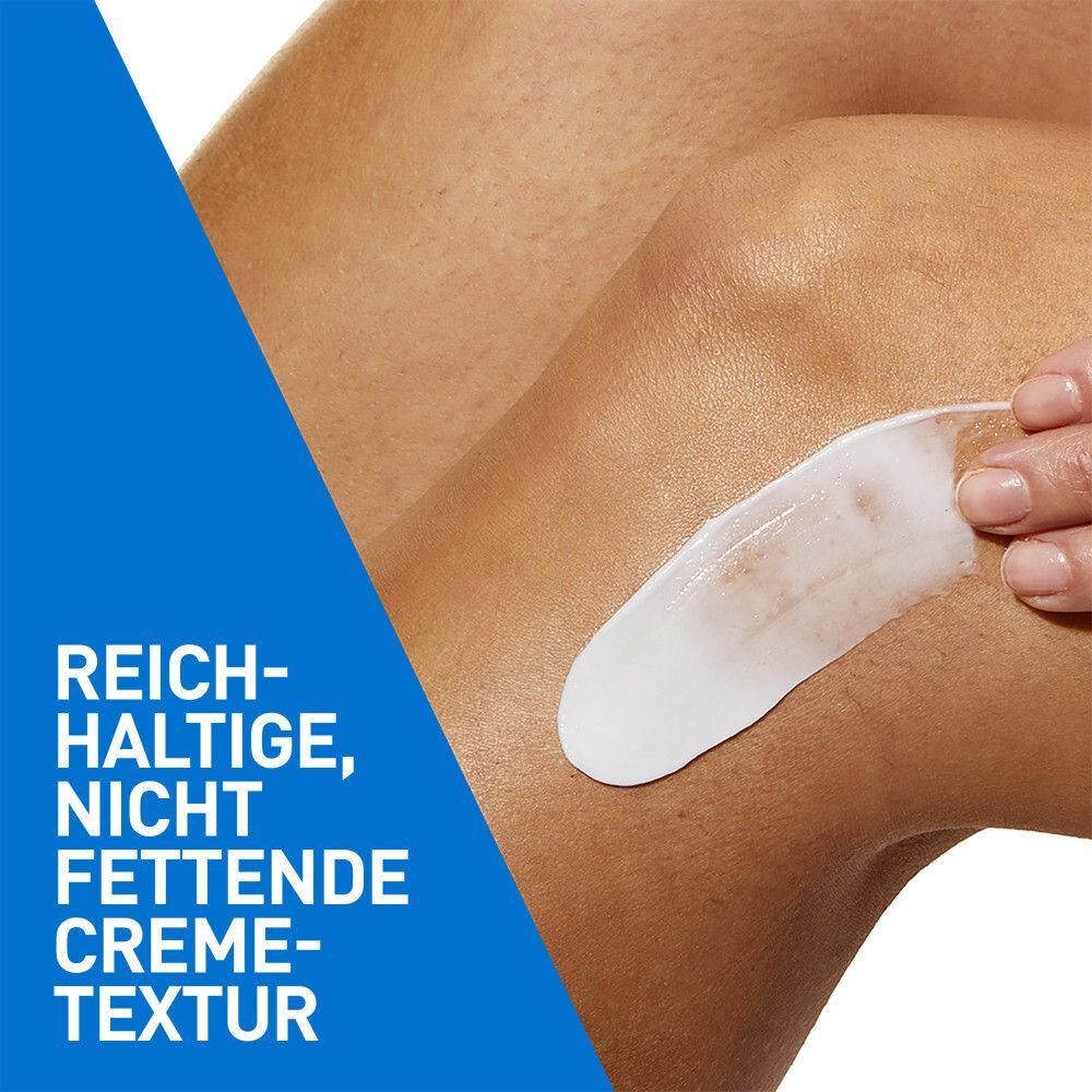 Texture crème appliquée sur la peau. Riche, non grasse. Fond bleu.