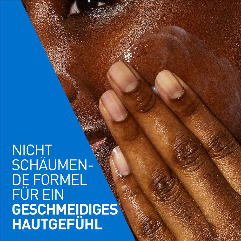 Mains appliquant un liquide blanc sur le visage. Formule non moussante. Fond bleu.