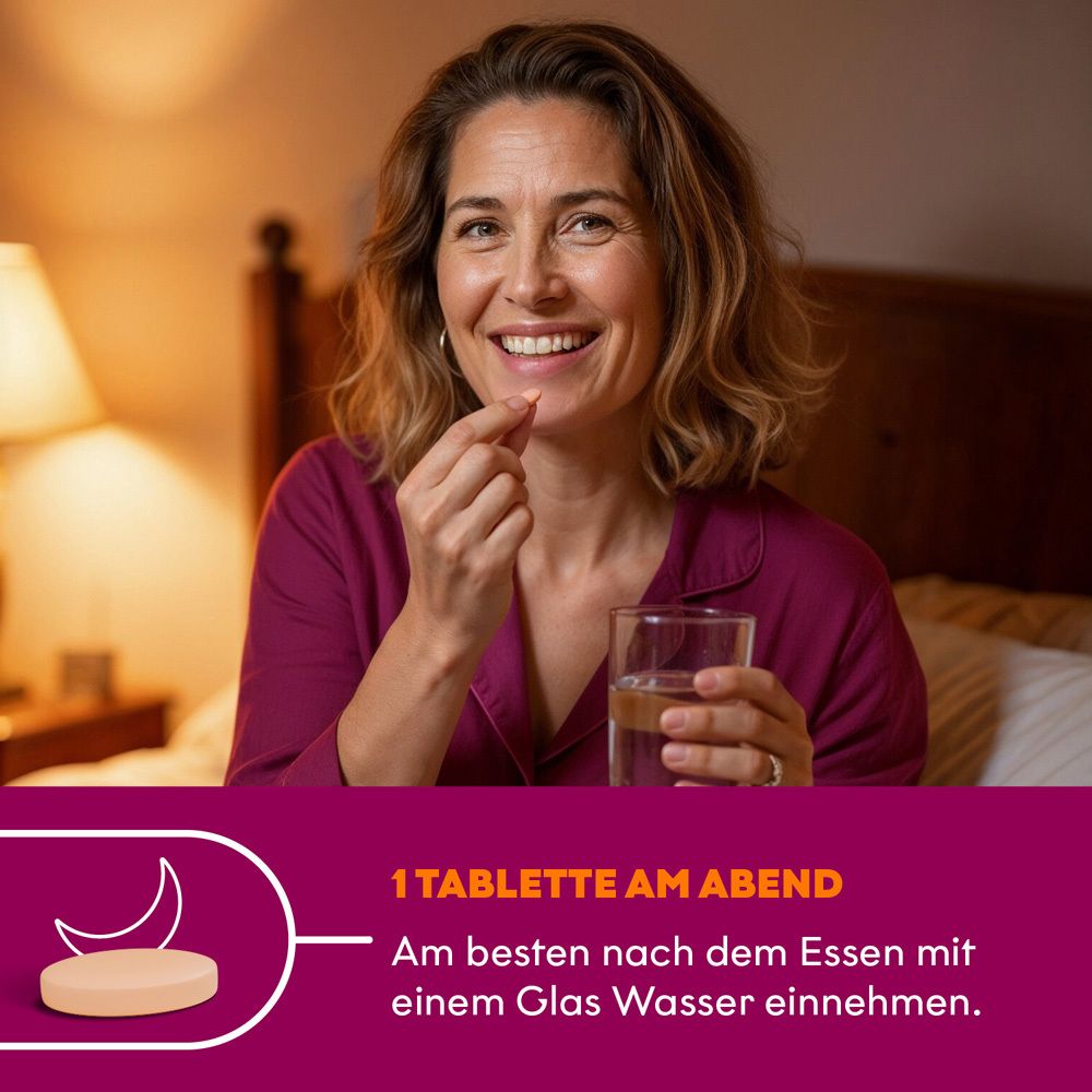 Une femme prend un comprimé EUNOVA MENOPAUSE MENTAL AKTIV avec de l'eau le soir.