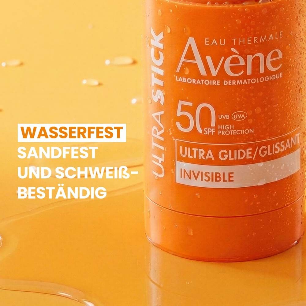 Nahaufnahme eines orangenen Sonnenschutz-Sticks. Text: Wasserfest, Sandfest und schweißbeständig.
