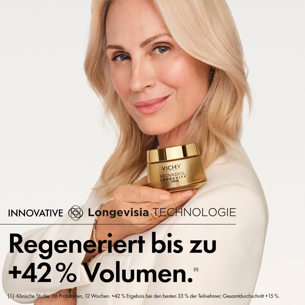 Frau lächelt. Text: 72% bestätigen sichtbar prallere Haut.