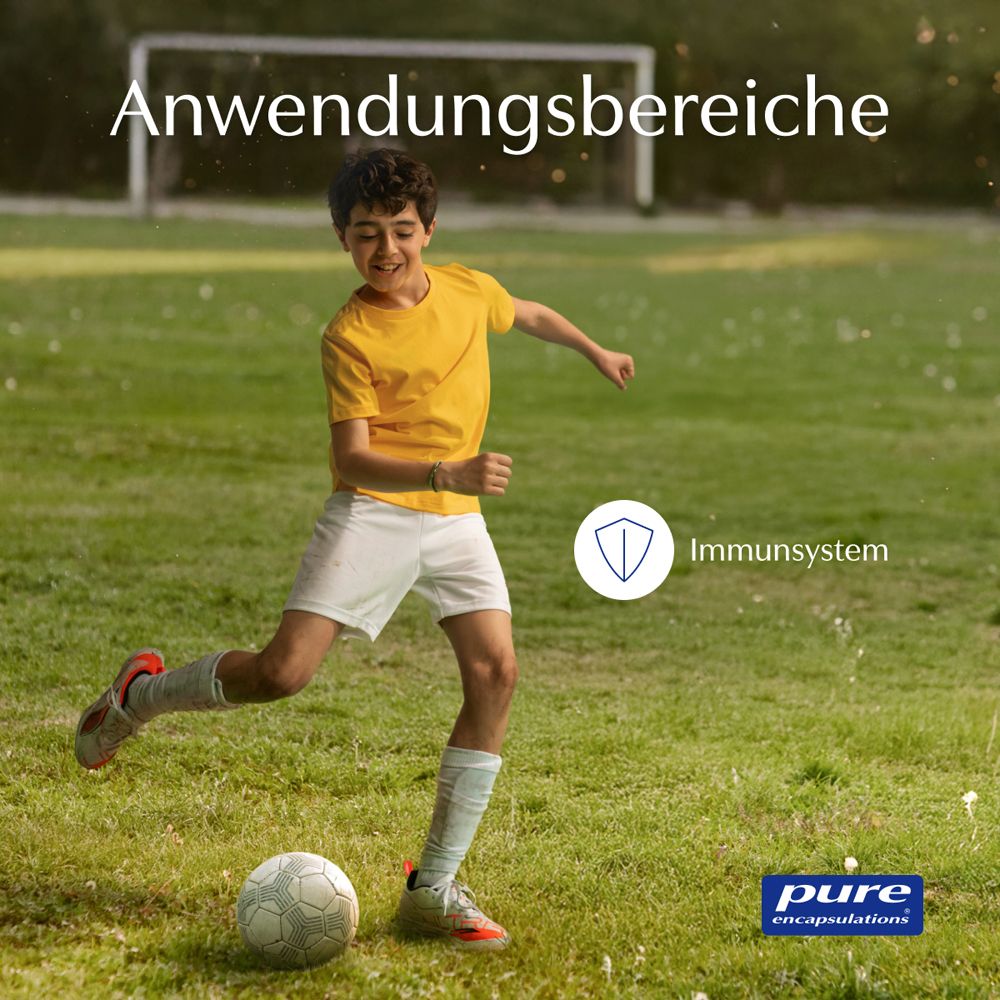Junge spielt Fußball. Im Hintergrund ein Fußballfeld. Logo: pure encapsulations® und ein Schild-Icon.