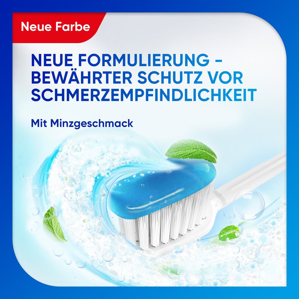 Brosse à dents avec dentifrice. Dentifrice bleu sur la brosse. Texte : Sensodyne, au goût de menthe.