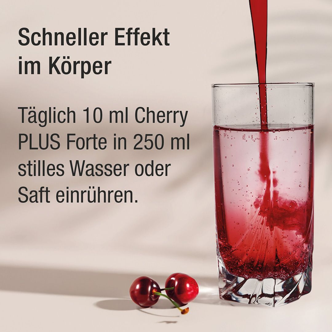 Glas mit roter Flüssigkeit. Kirschen daneben. Text: Täglich 10 ml Cherry PLUS Forte in 250 ml Wasser oder Saft einrühren.