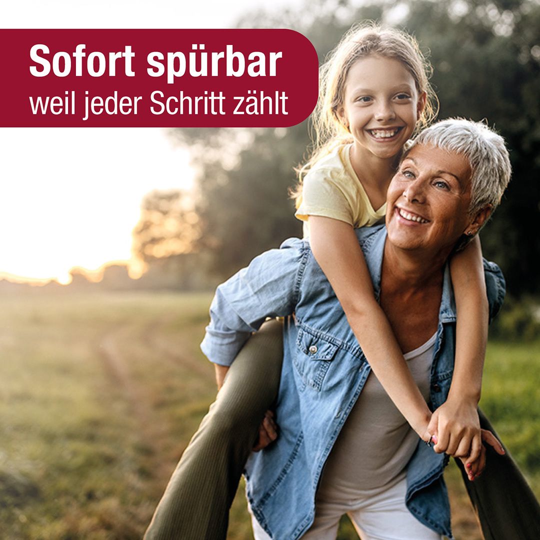 Frau trägt Kind auf dem Rücken. Text: Sofort spürbar, weil jeder Schritt zählt.