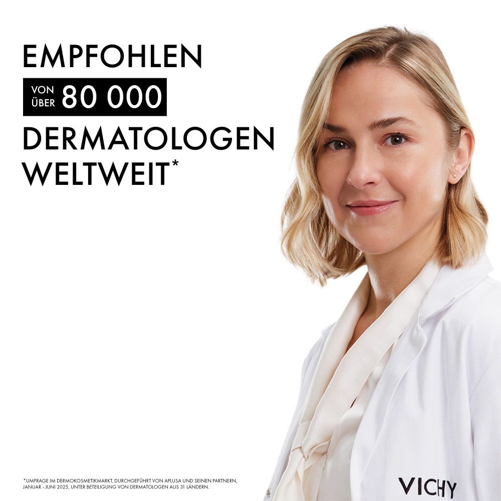 Lächelnde Dermatologin vor einem weißen Hintergrund, mit Text über Empfehlungen.
