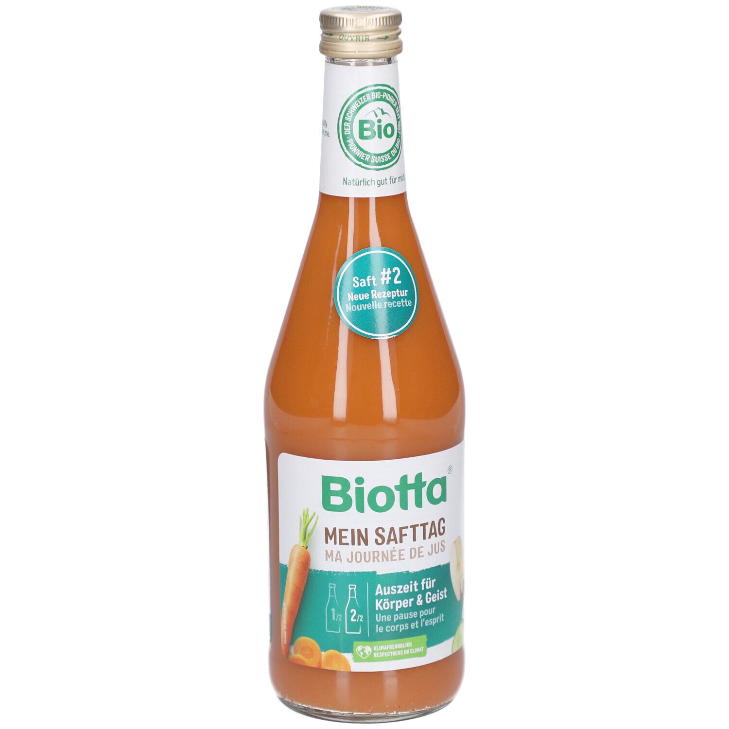Glasflasche mit Saft. Aufschrift: Biotta Mein Safttag. Bio-Siegel. Karotten- und Apfel-Illustrationen. Deckel aus Metall.