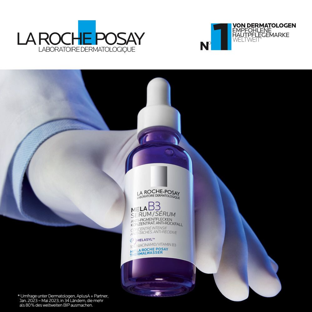 Serumflasche mit Pipette. Lila Glasflasche mit weißem Deckel. Text: Mela B3 Serum, Anti-Pigmentflecken. Hand mit Handschuh.