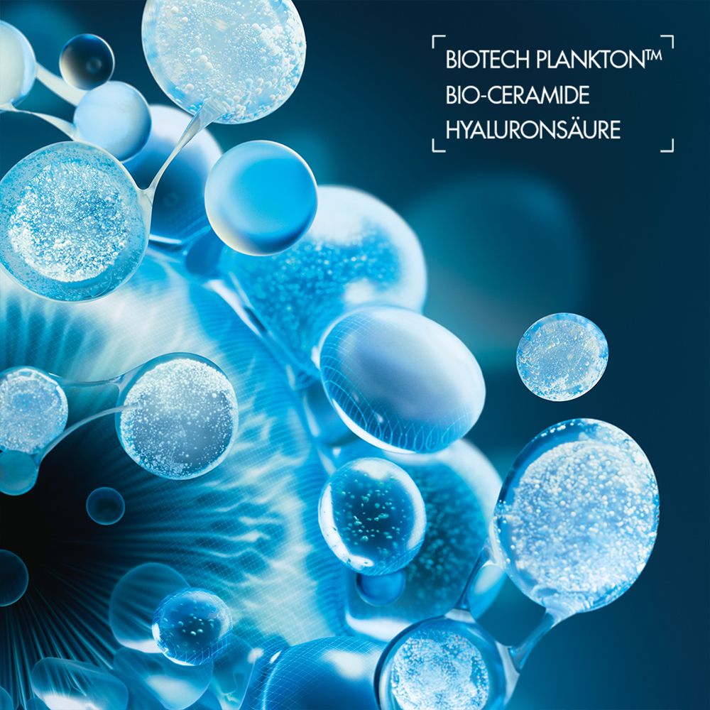 Nahaufnahme von blauen, kreisförmigen Elementen. Text: BIOTECH PLANKTON, BIO-CERAMIDE, HYALURONSÄURE.