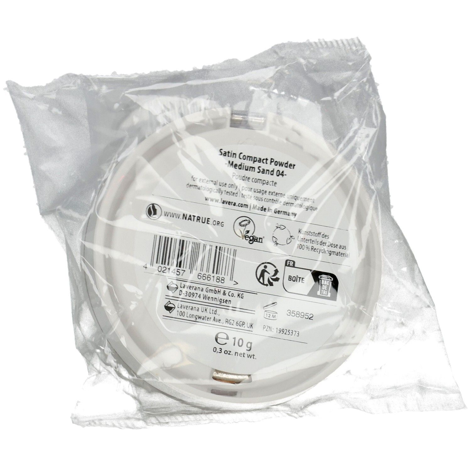 Kompaktpuder in Medium Sand 04, 10g, in Plastik verpackt. NATRUE und Vegan Siegel sichtbar.
