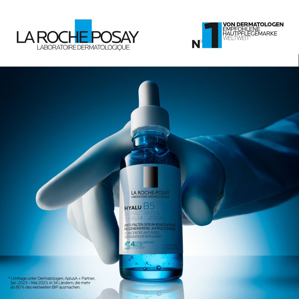 Blaue Flasche Hyalu B5 Serum, gehalten von einer Hand mit Handschuh. Logo La Roche-Posay.
