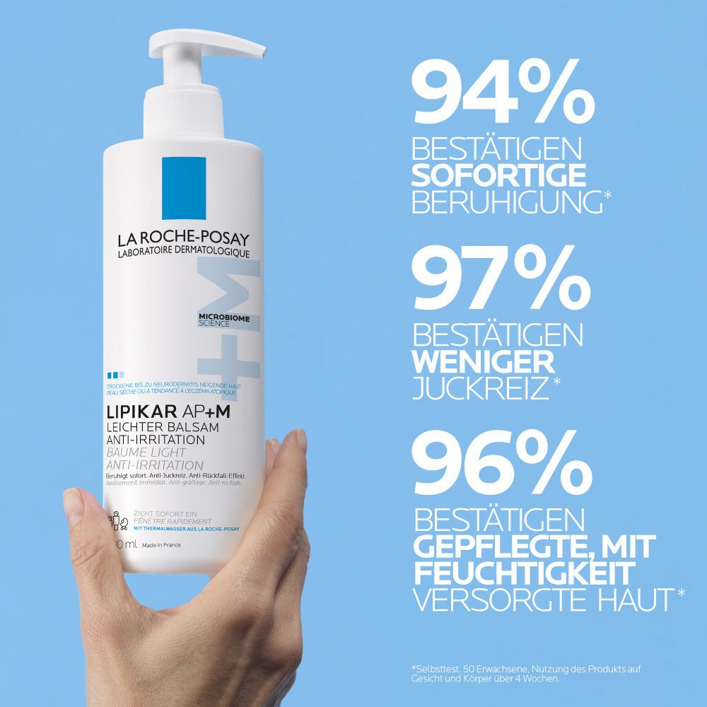 Main tenant La Roche-Posay Lipikar Baume AP+M. Texte: 94% apaisement immédiat, 97% moins de démangeaisons, 96% peau soignée.