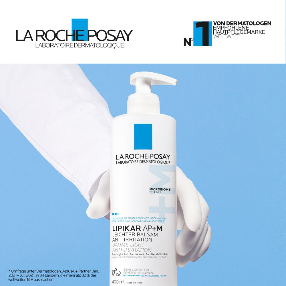 Main gantée tenant La Roche-Posay Lipikar Baume AP+M. Logo et texte. Recommandé par les dermatologues.
