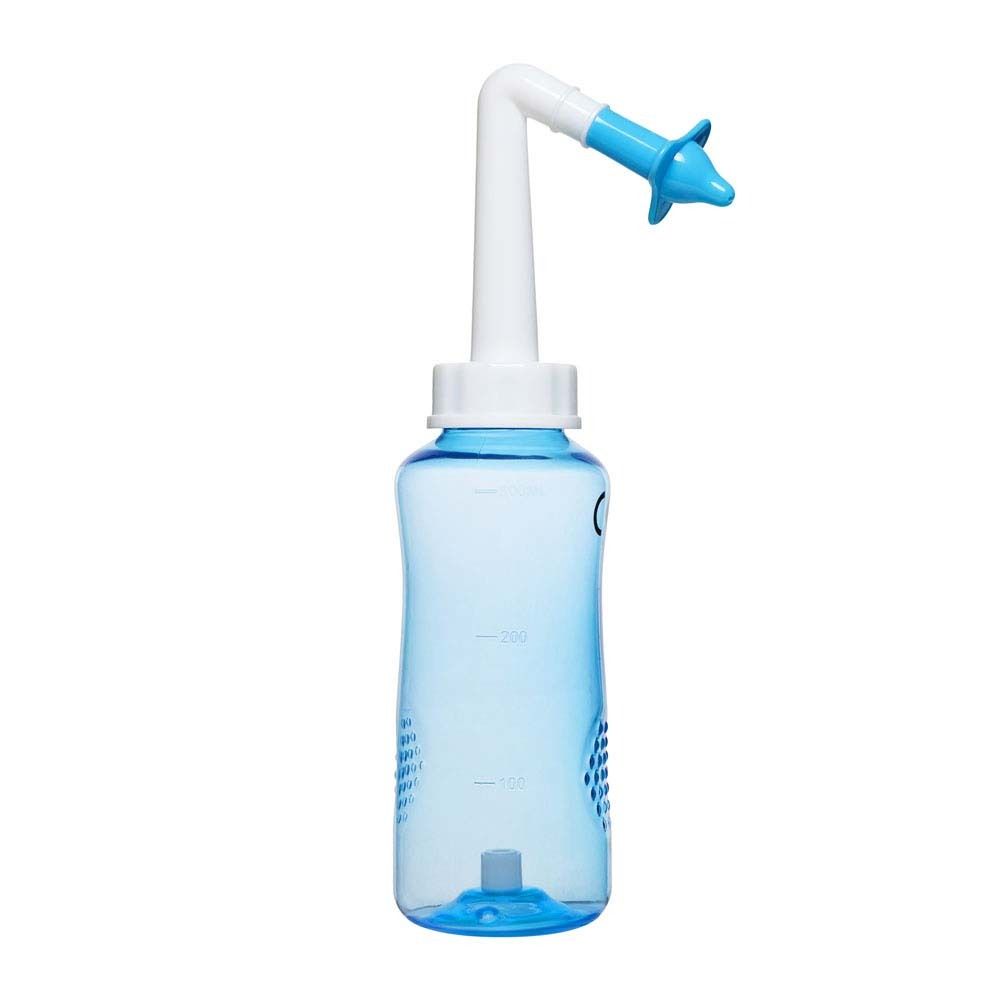 Blaue Nasendusche mit weißem Aufsatz und blauem Sprühkopf. Transparente Flasche mit Messskala. Aufsatz mit blauem Sprühkopf.