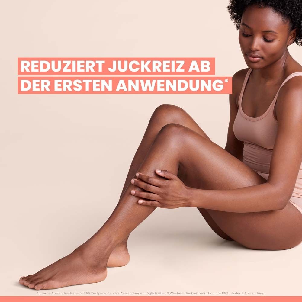 Femme assise, touchant sa jambe. Texte : Réduit les démangeaisons dès la première application.