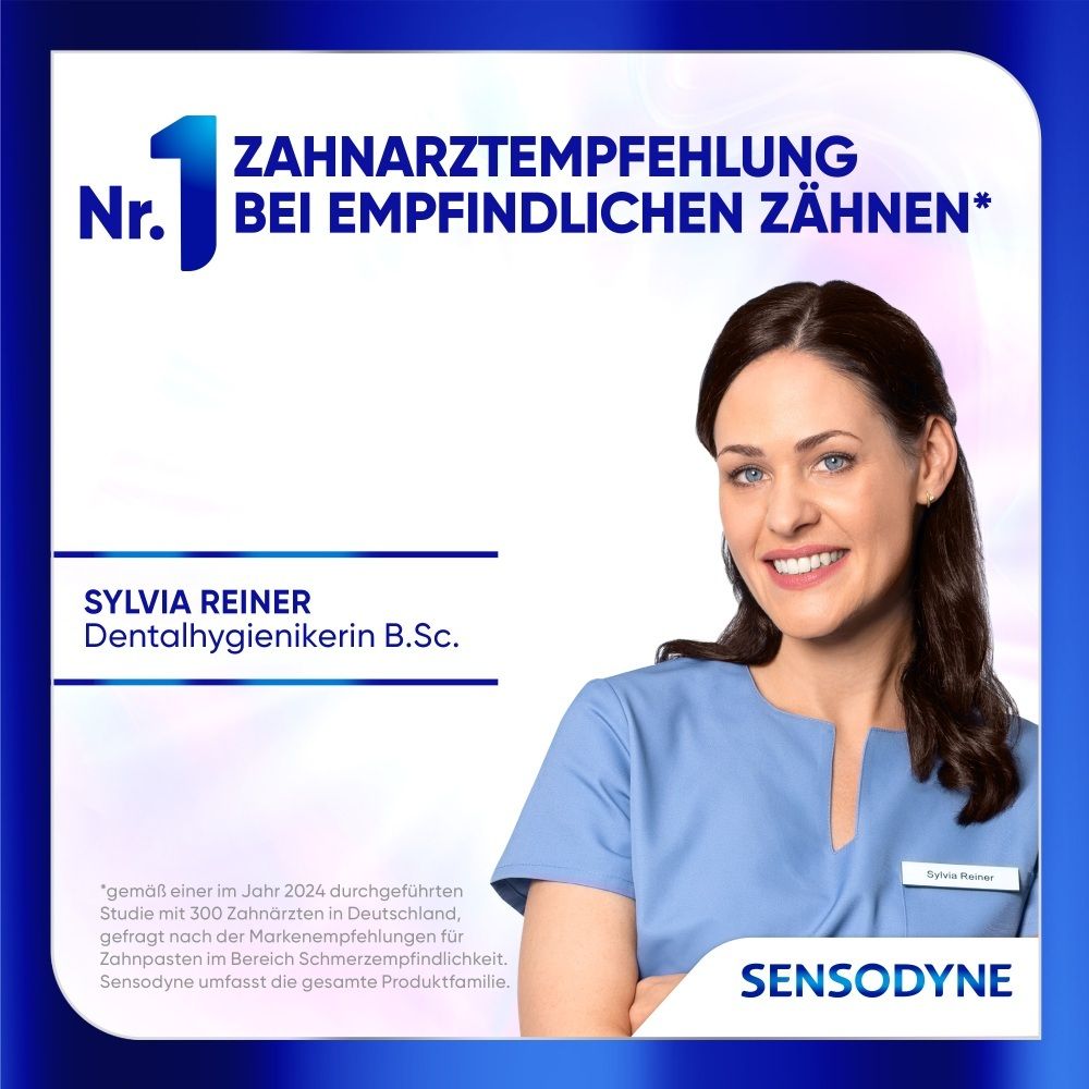 Zahnärztin mit Namensschild, empfiehlt ein Produkt für empfindliche Zähne.